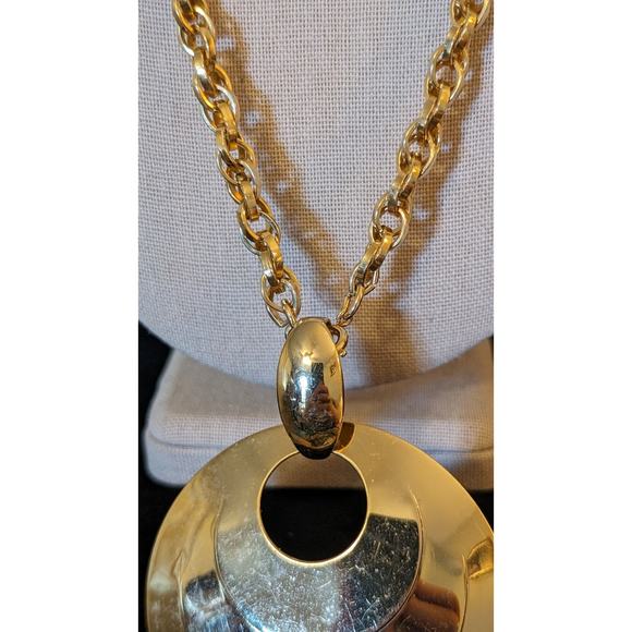 60s to 70s Mod Style Round Disk Cut Out Pendant Chunky Chain Gold Tone Necklace - Picture 3 of 8